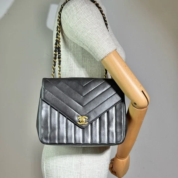 CHANEL Vintage Black Lambskin Chevron Flap Bag GHW - Picture 16 of 16